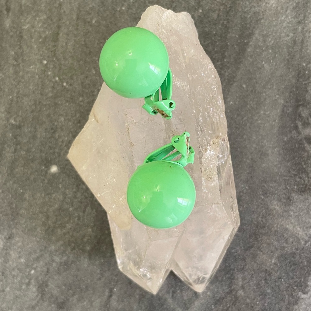 Vintage 60s Green Enamel Clip-On Earrings - Picture 8 of 15